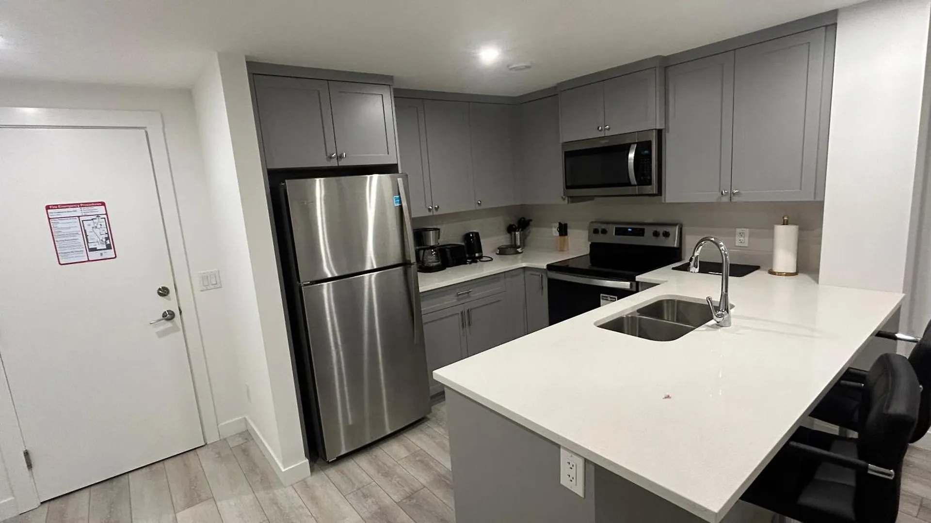 Private Very Spacious 2 Bed 1-Bedroom Basement Suite Sw Calgary