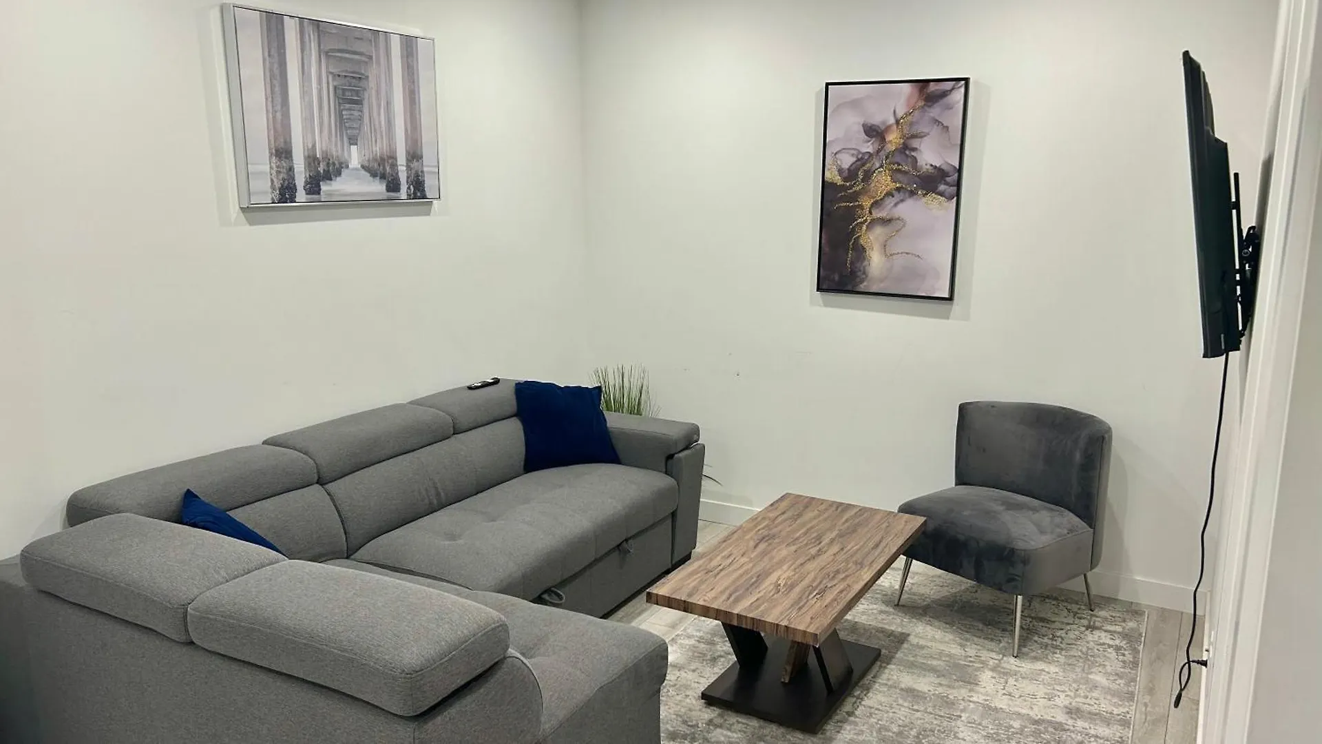 Holiday home Private Very Spacious 2 Bed 1-Bedroom Basement Suite Sw Calgary Canada